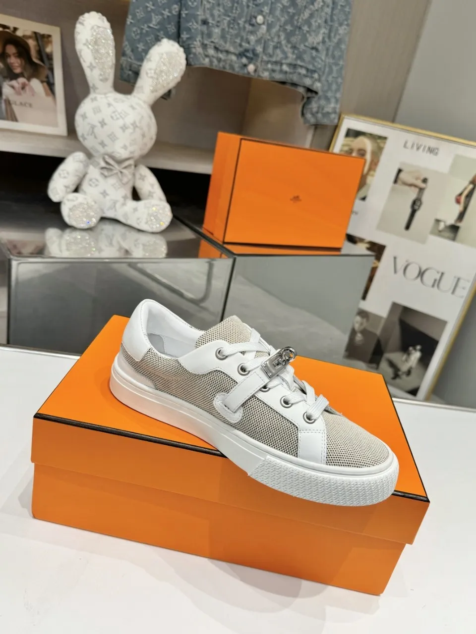 Men's Men's Shoes💰620❤️❤️❤️HERMES 2021 latest Kelly buckle white sneakers are online! The highest version on the market! Purchasing level quality! The H family rarely produces flat casual shoes, and they are styled with classic palladium-plated Kelly shoe buckles! Create a fashionable urban look that perfectly embodies the noble and elegant style of Hermès! Material selection: Fabric imported cowhide, lining + foot pads imported sheepskin, original molded TPU outsole, heavy gold molded kelly buckle full of texture Size: Female: 35-41 (41 is not returnable) Male: 39-45 (45 is not returnable)
